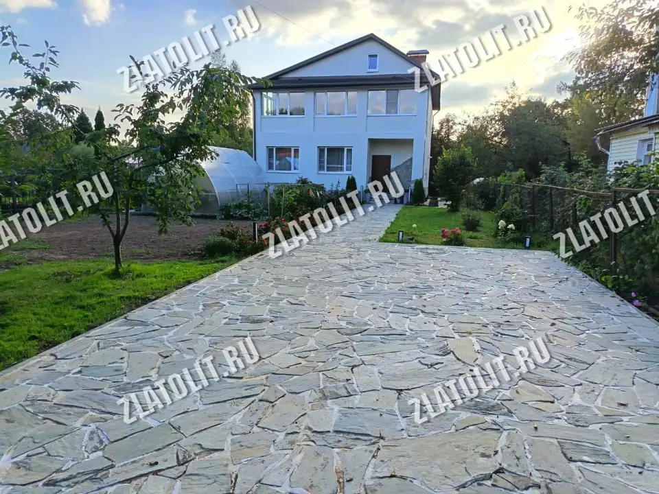 серо-зелёный плитняк златолит для мощения в наличии от производителя